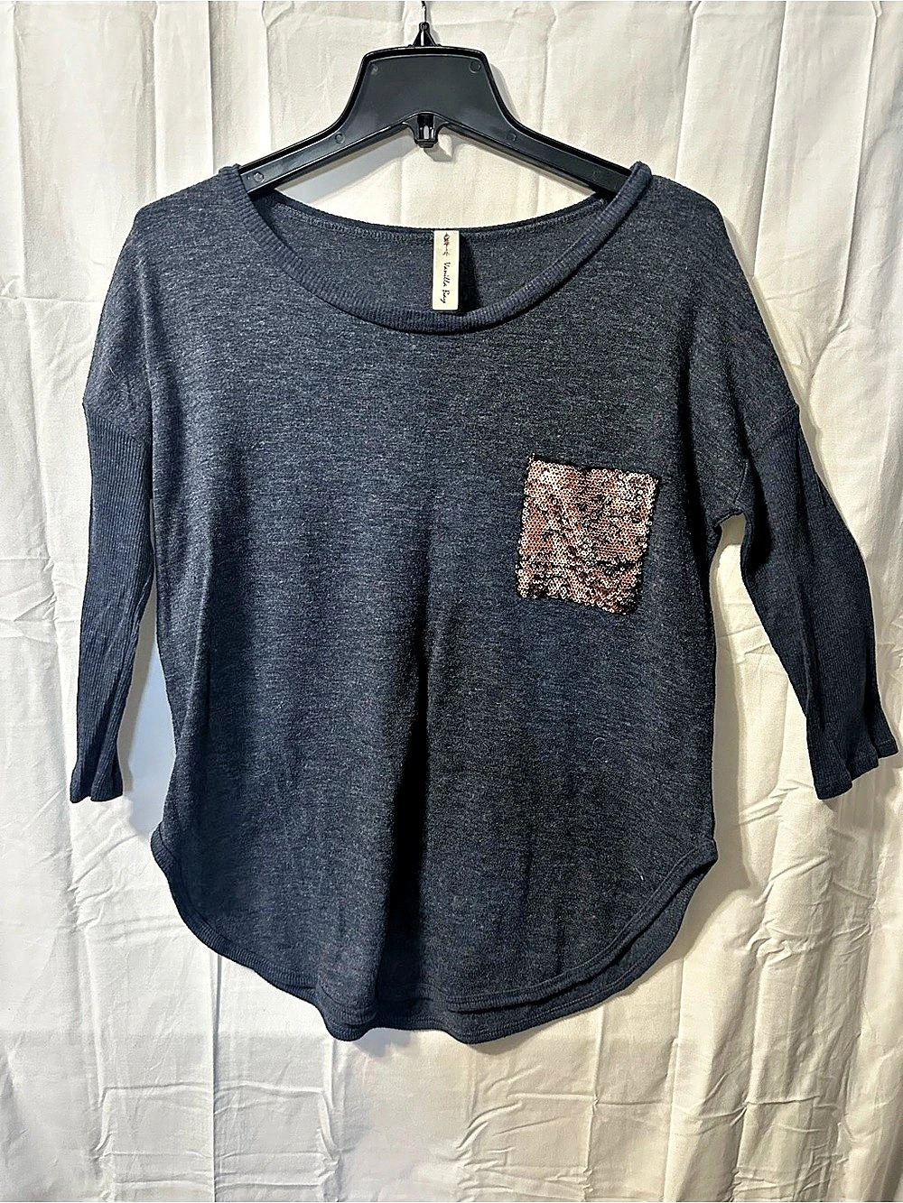 Vanilla Bay Long Sleeve Sequin Pocket Top in Gray UNKNOWN SIZE. SEE MEASUREMENTS